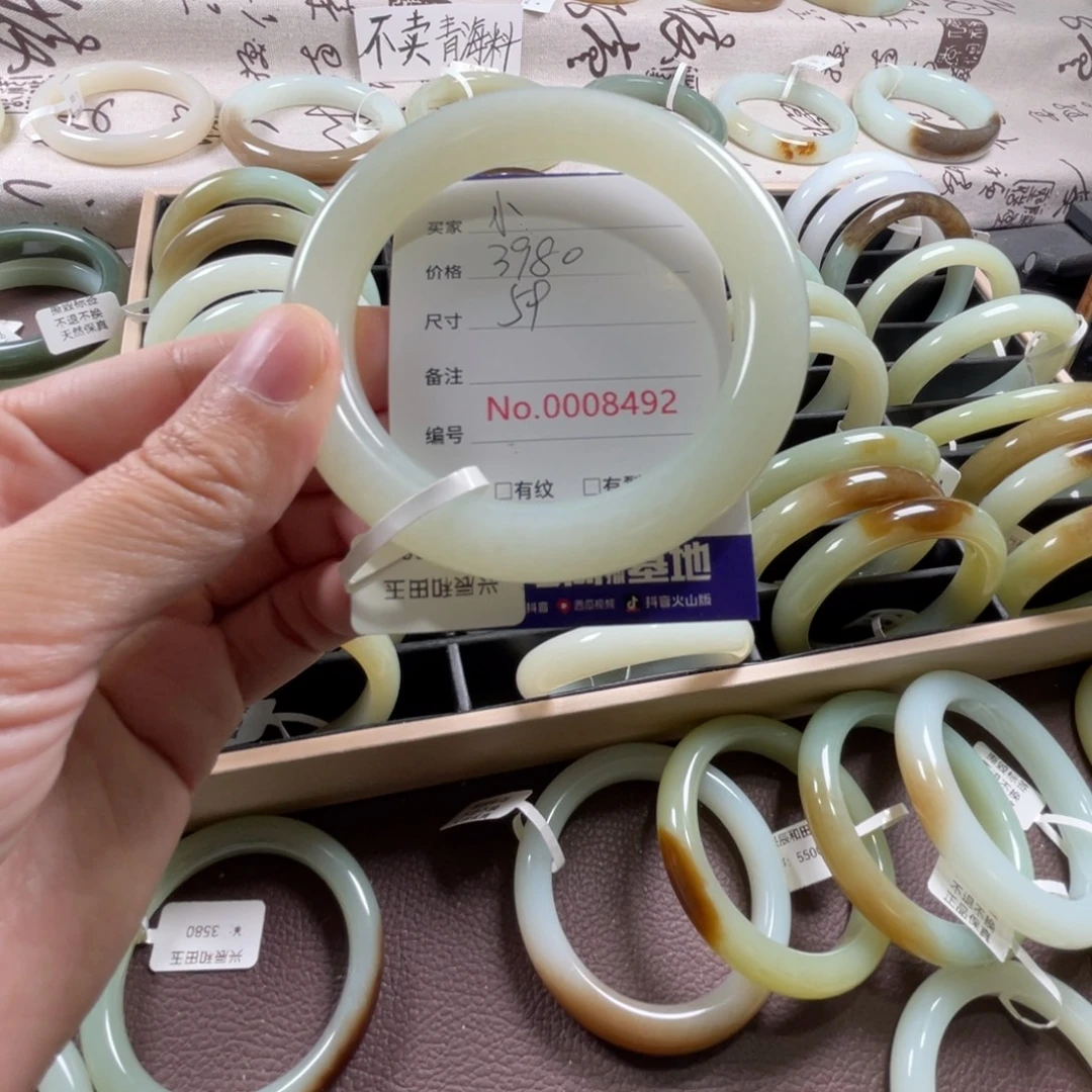 小***晔和田玉未镶嵌手镯