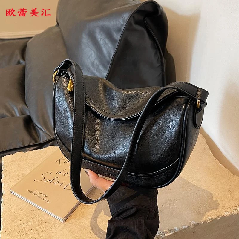 秋冬季复古黑色包包2025新款通勤女包爆款斜挎包单肩腋下包饺子包