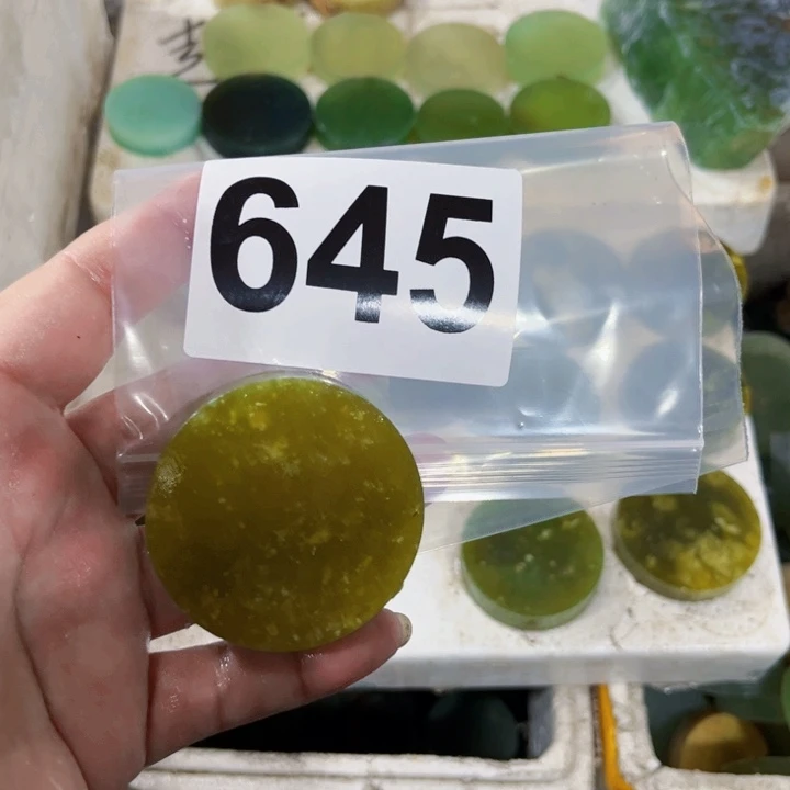 呜***人蛇纹石玉未镶嵌珠宝半成品