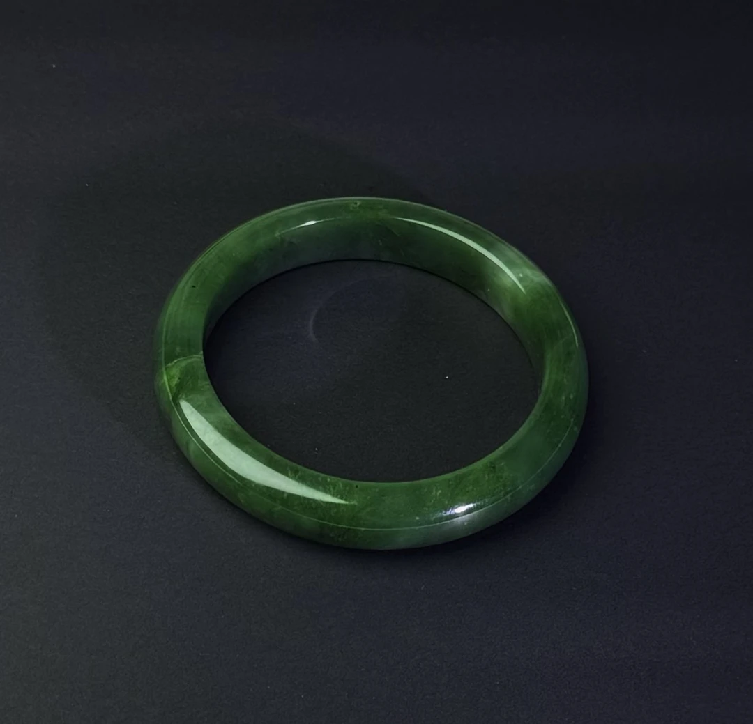 长宁碧华·万福缠丝- 和田玉俄料碧玉手镯微瑕（多样性发其一）