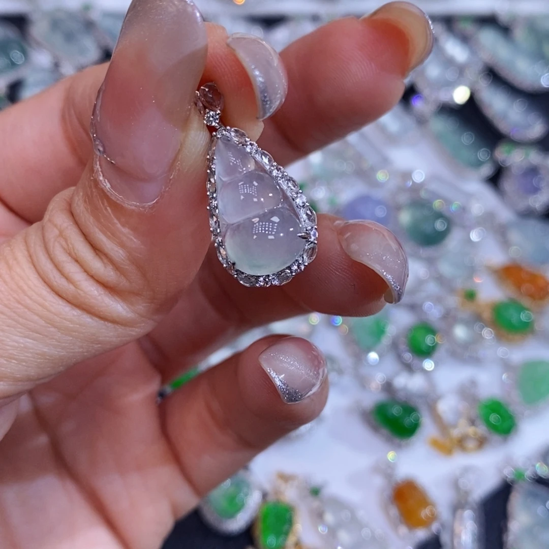 翡翠18K金镶嵌颈饰