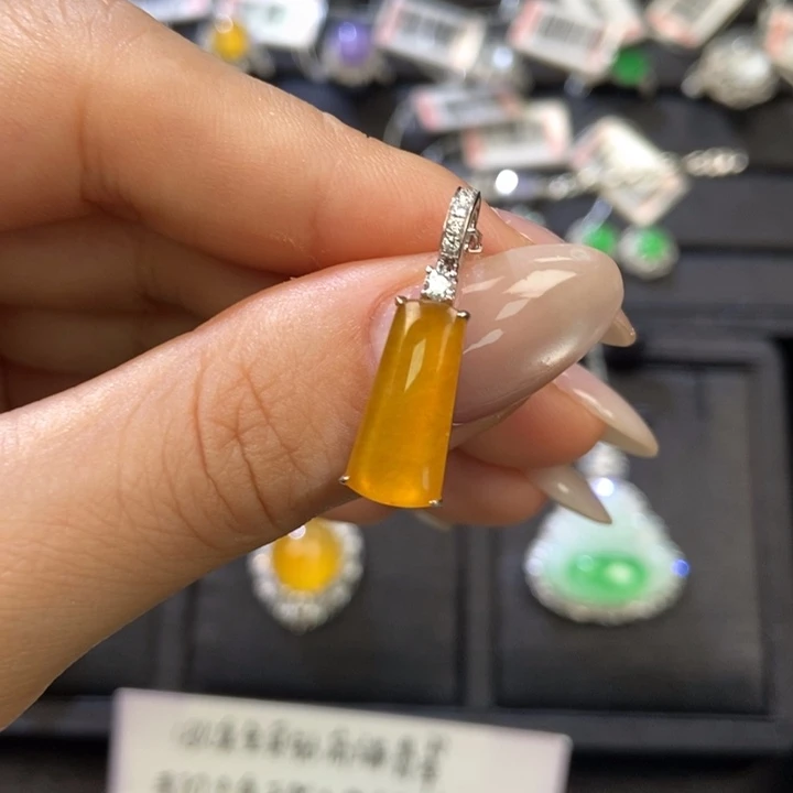 颈饰18K金镶嵌翡翠