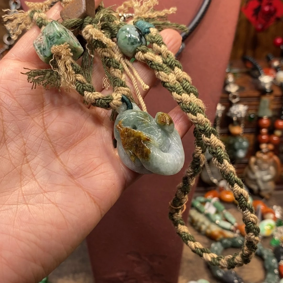 翡翠吊坠(赠链)未镶嵌