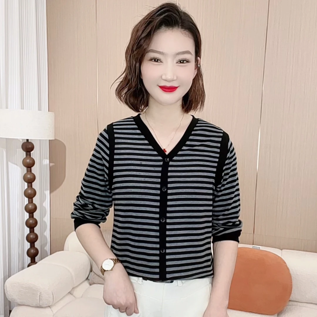 2025秋季时尚洋气新款简约条纹V领拼接百搭显瘦遮肉上衣P5398