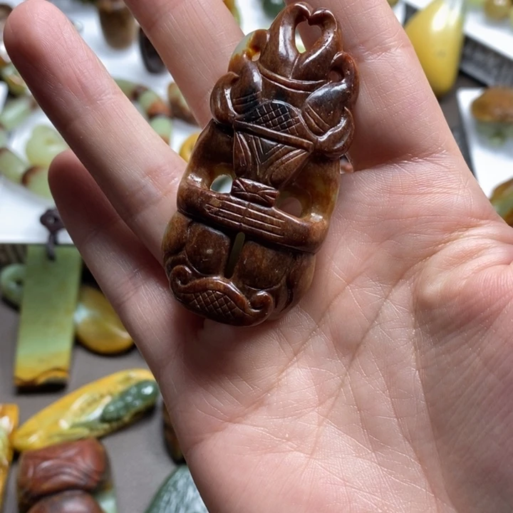 岫岩河磨玉（透闪石质玉）挂坠未镶嵌学*