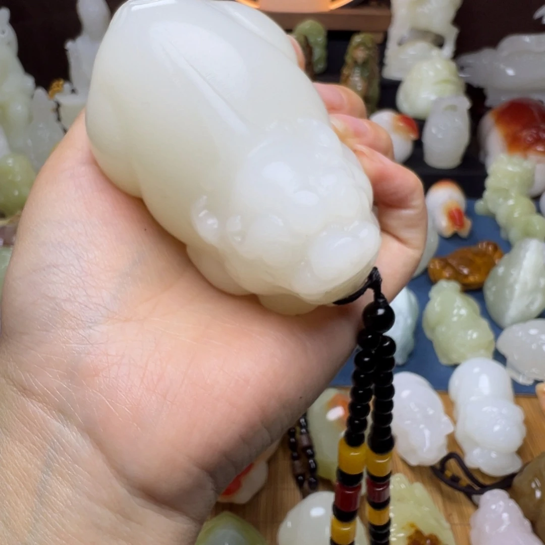 石材只**夕手工雕刻羊脂白玉貔貅