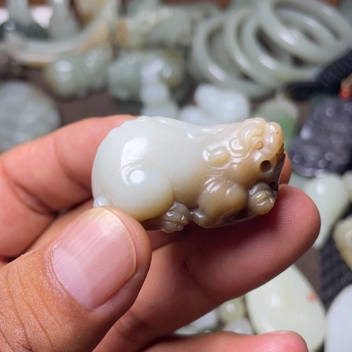 深***吹和田玉未镶嵌颈饰