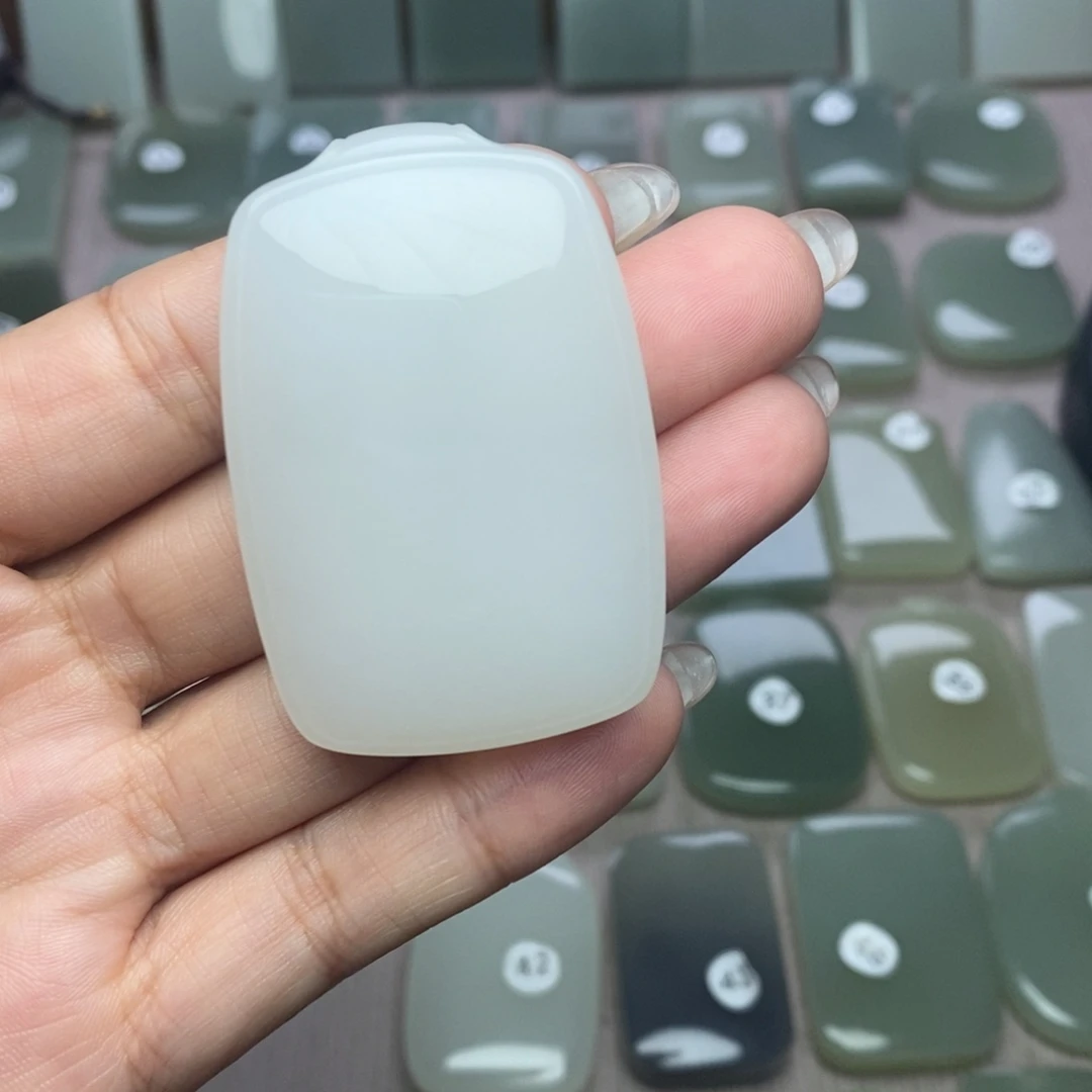 D***s颈饰未镶嵌和田玉