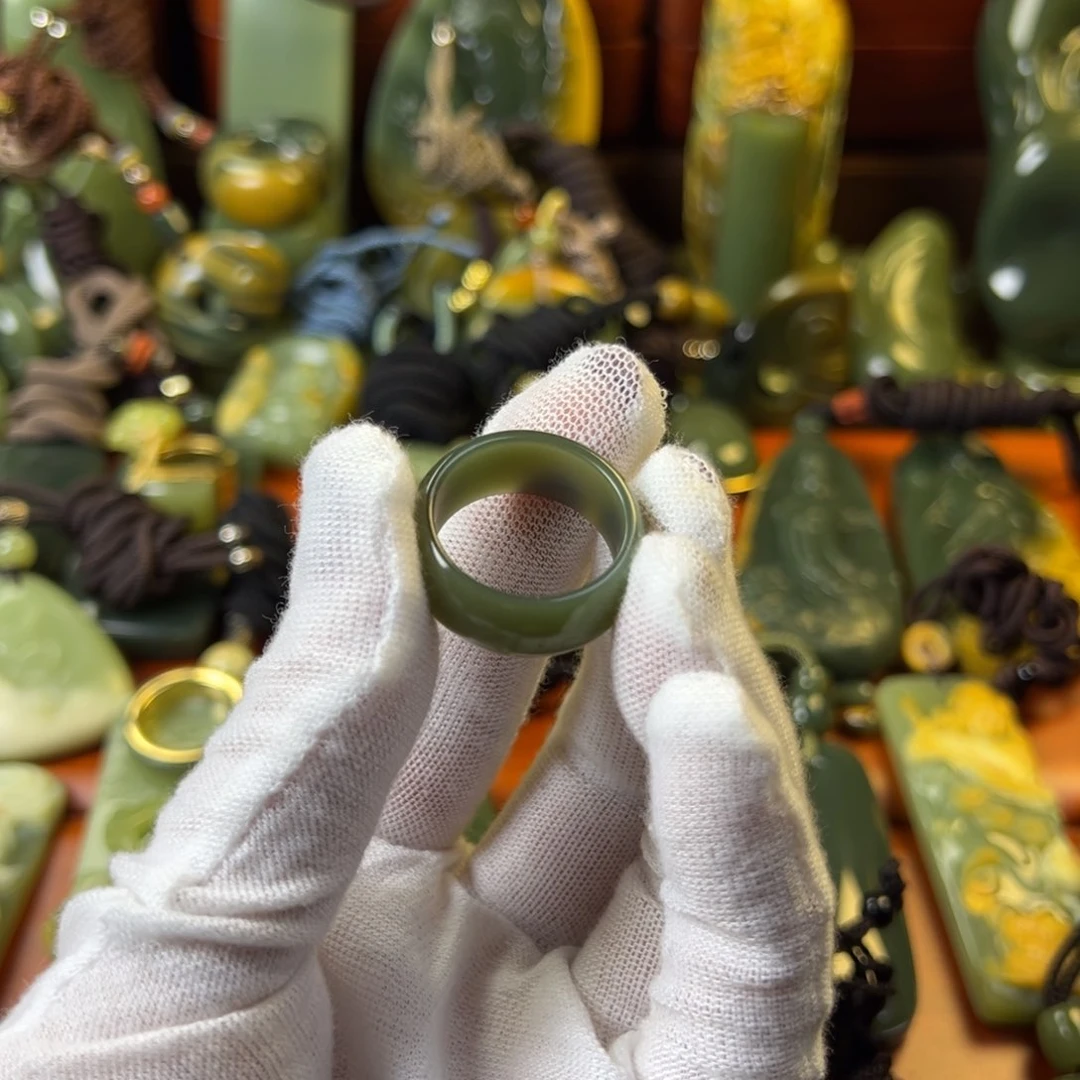 岫岩老玉（透闪石质玉）戒指未镶嵌中*