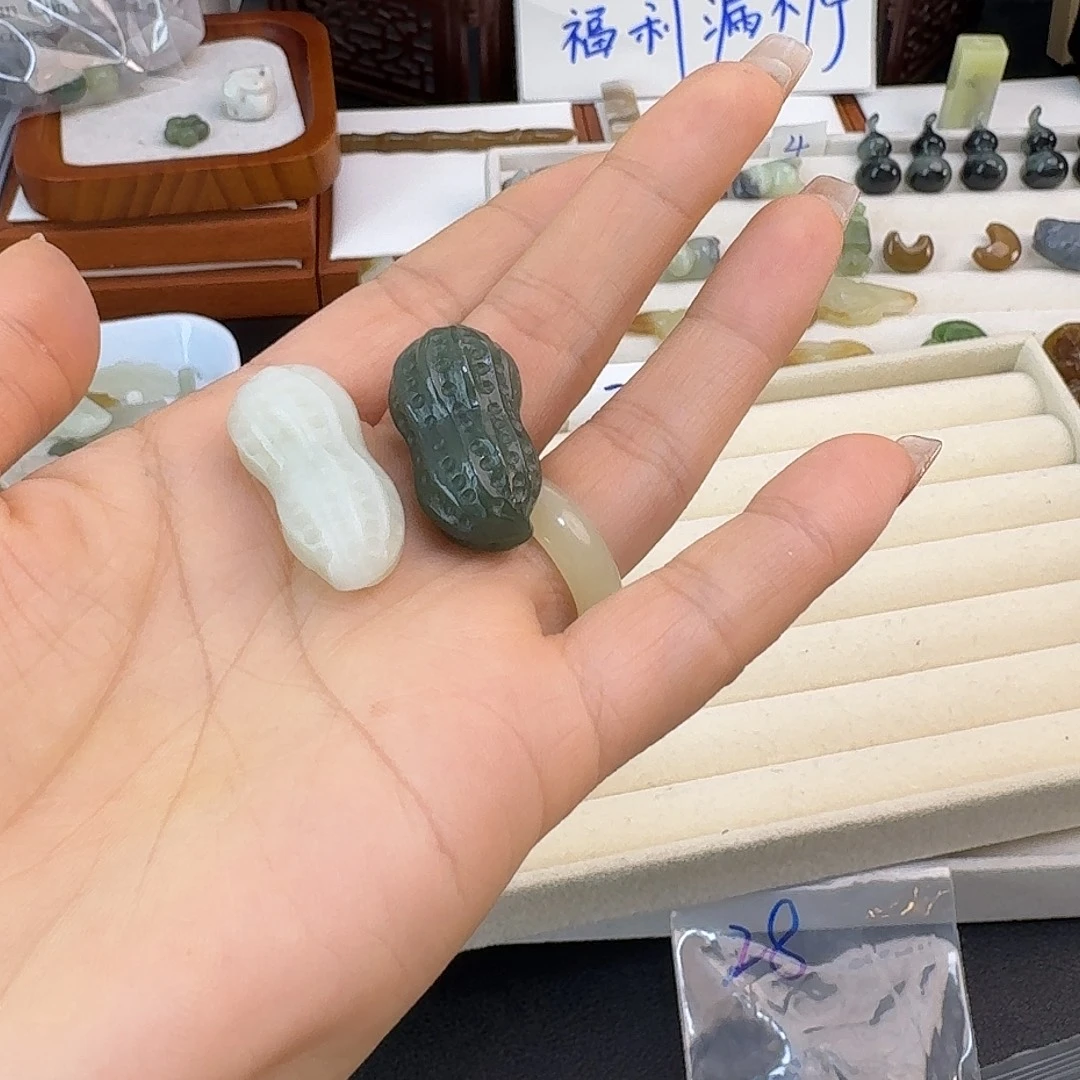 V***…和田玉未镶嵌珠宝半成品