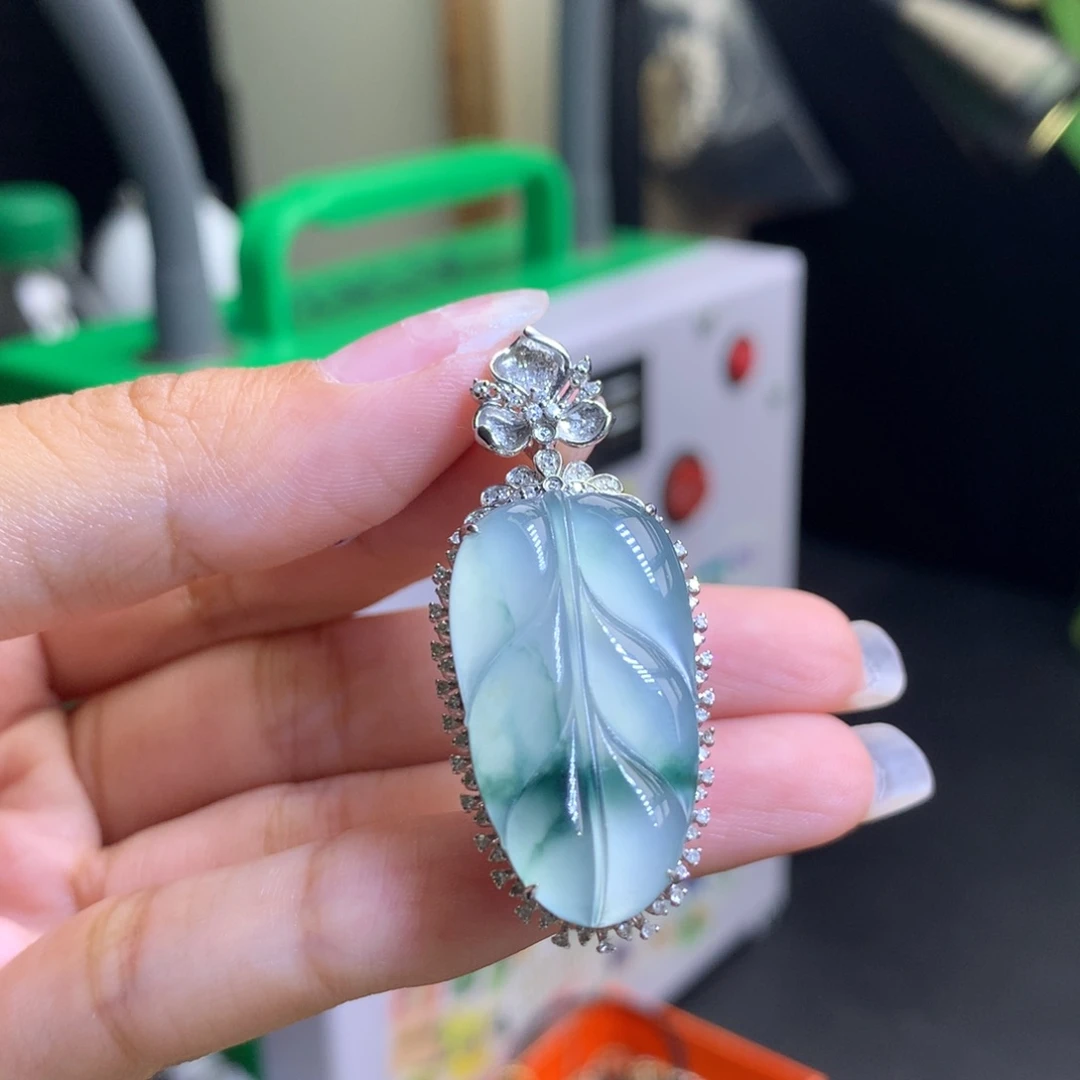 翡翠18K金镶嵌颈饰