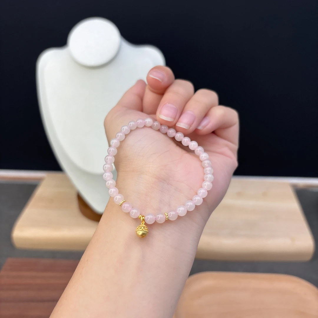 单圈和田玉藕粉卡5MM搭配铃铛吊坠手串简约时尚闺蜜款B92689