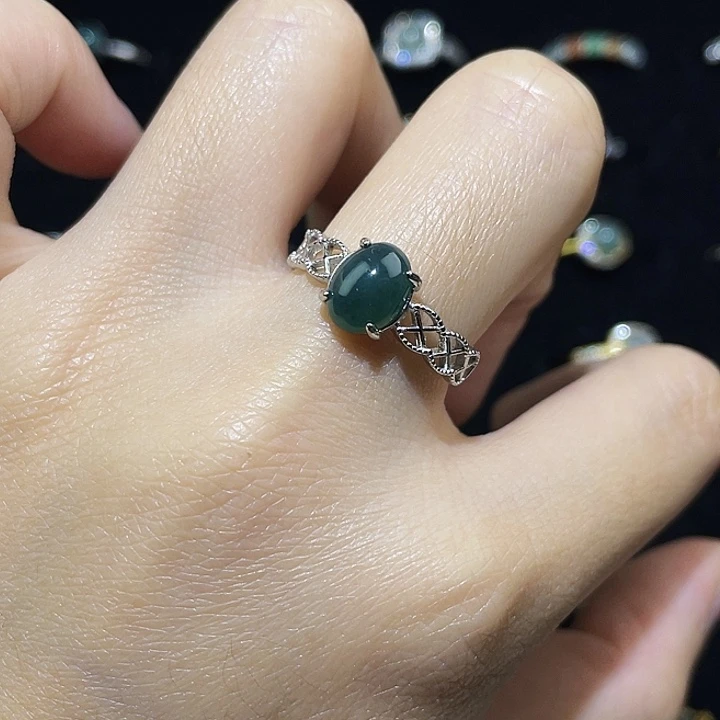 翡翠未镶嵌颈饰戒指