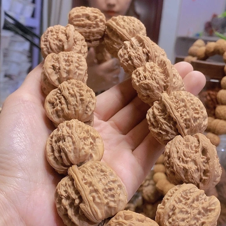 【闪购商品】文玩核桃把件红***泥白狮子手持