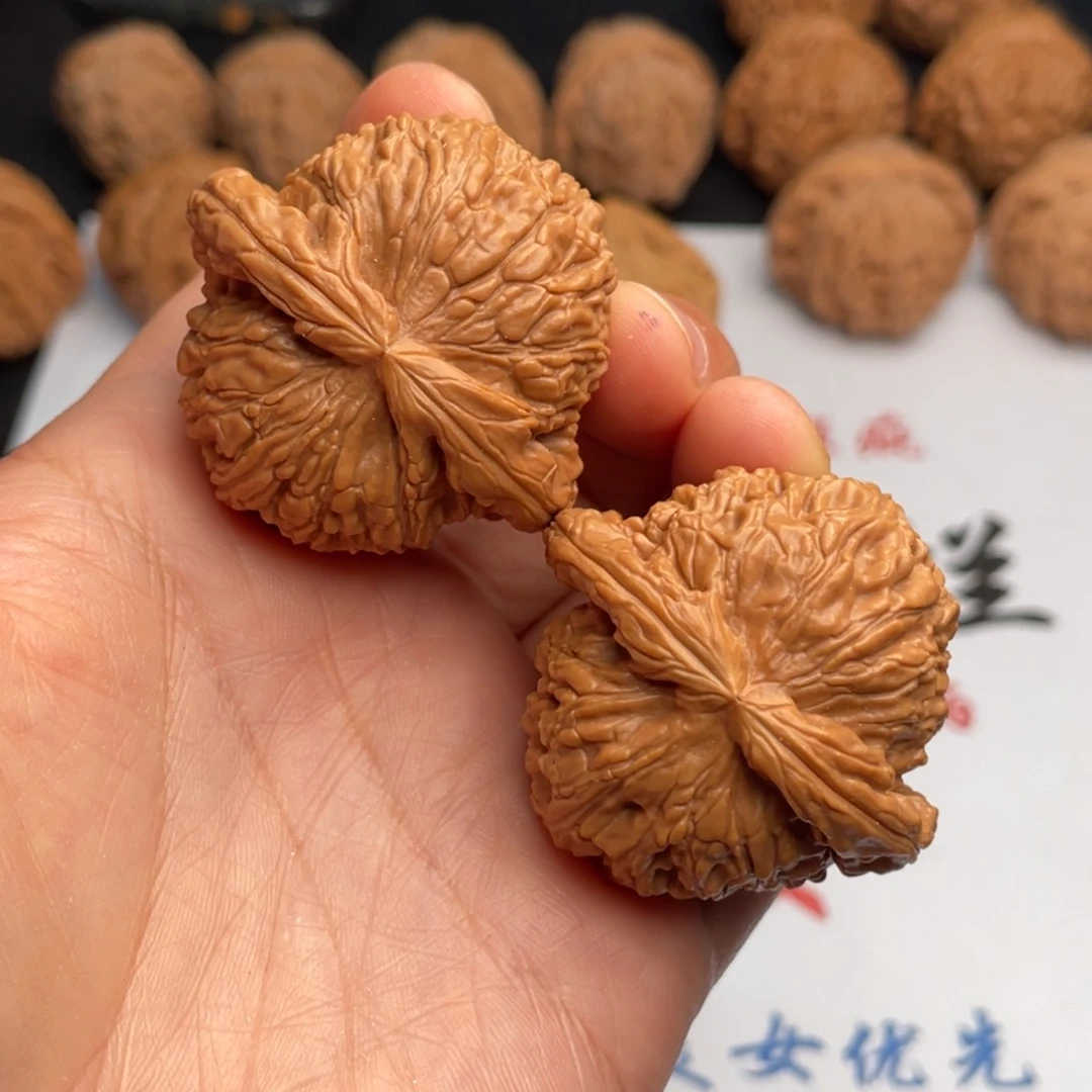 文玩核桃吊坠375。41白狮子