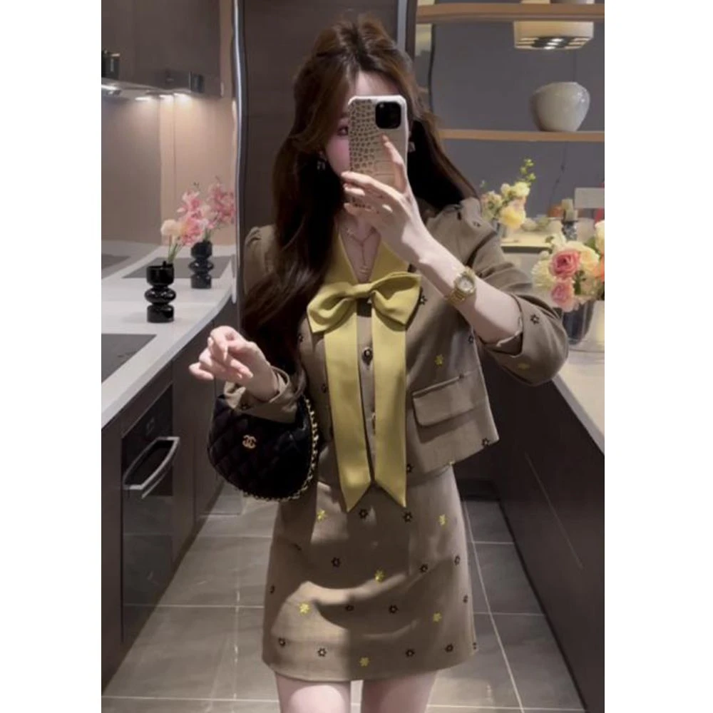 【琥珀松林】小香风轻奢重工时尚显瘦早春新款蝴蝶结系带气质套装