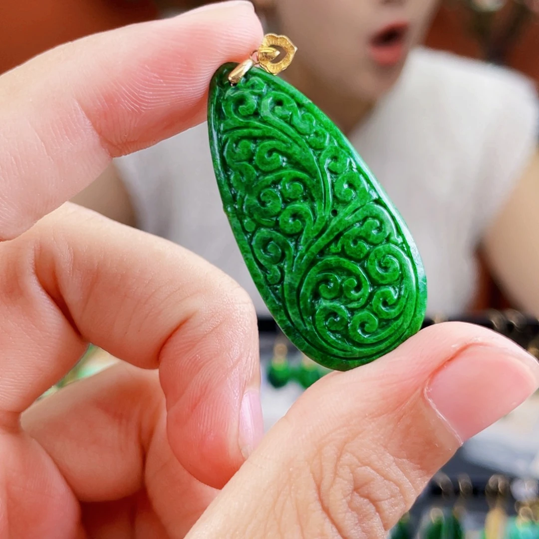 18K金镶嵌翡翠耳饰