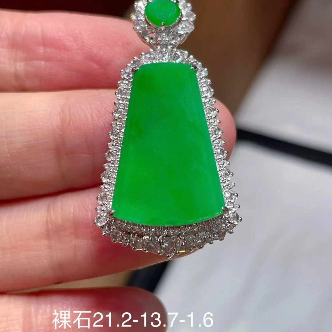 阳绿翡翠无事牌吊坠，种老细腻，大气时尚