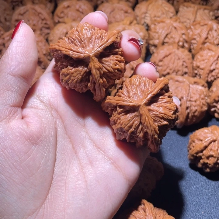 郑***辰文玩核桃吊坠楼子