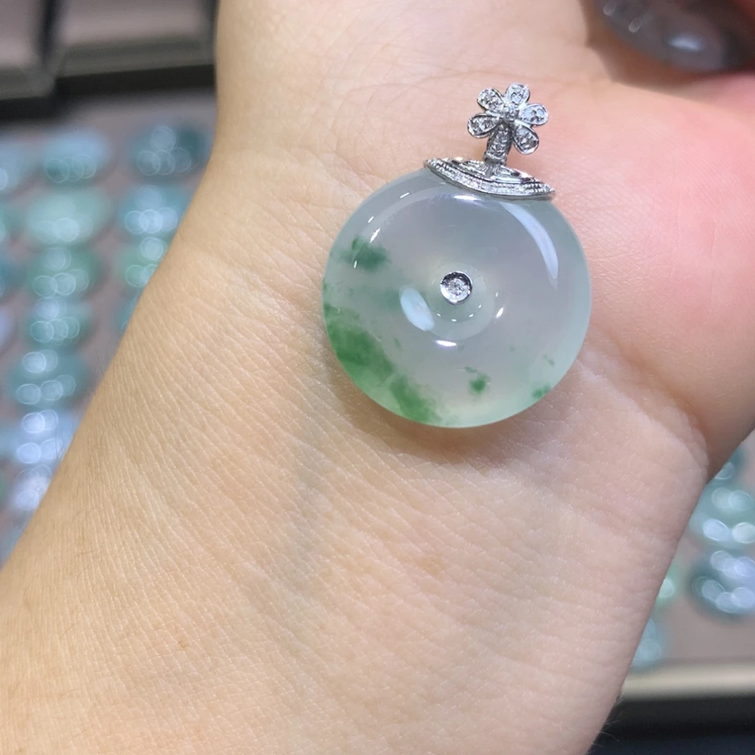 翡翠18K金镶嵌颈饰平安扣