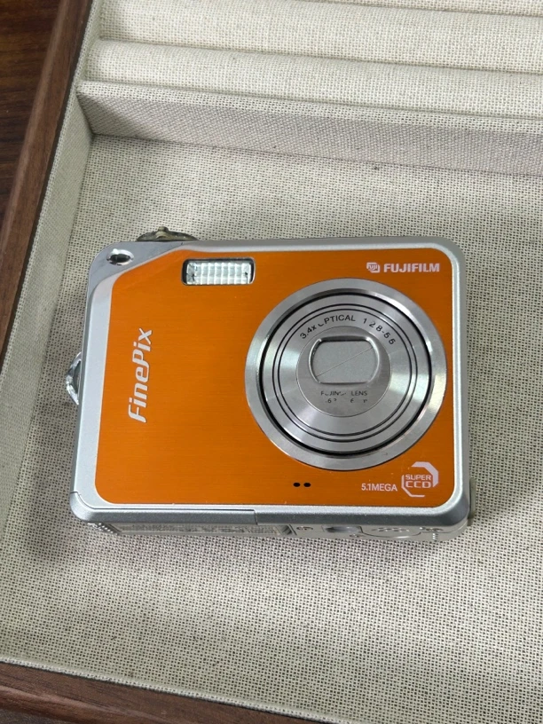 9新 Fujifilm/富士 v10 橙色 复古ccd数码相机 配1g的xd卡