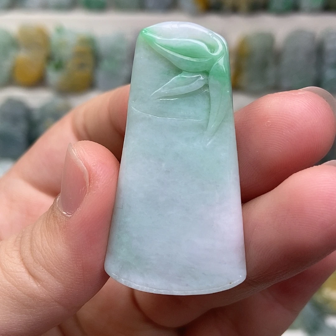 翡翠未镶嵌吊坠(赠链)