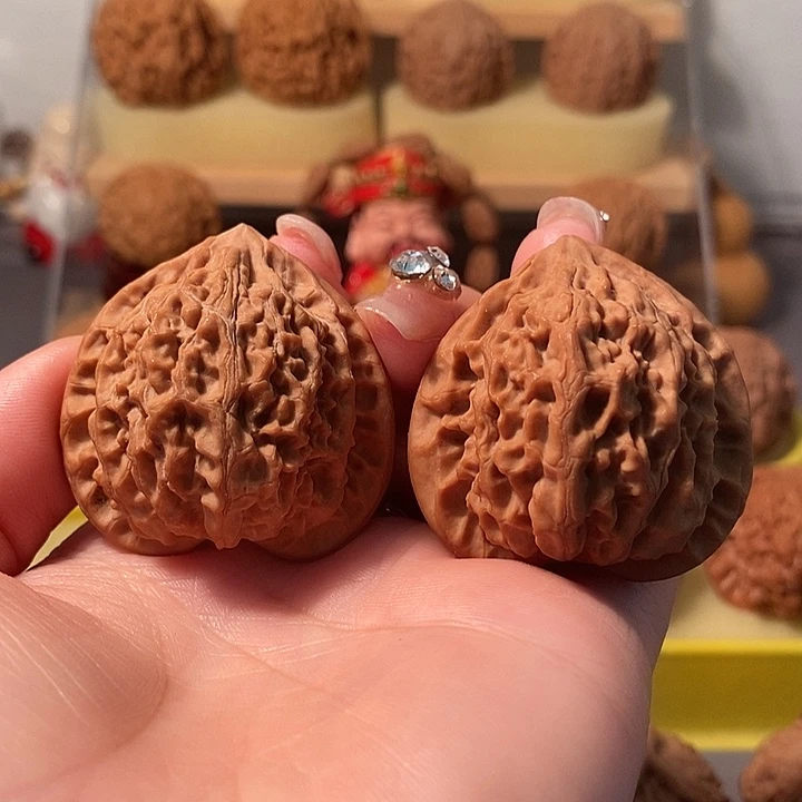 文玩核桃吊坠40金牛