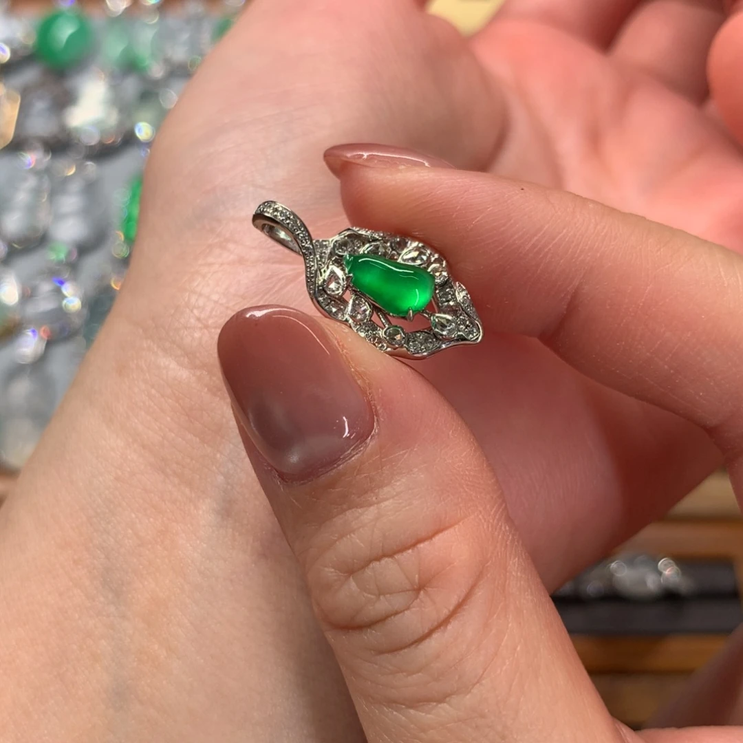 翡翠18K金镶嵌颈饰吊坠