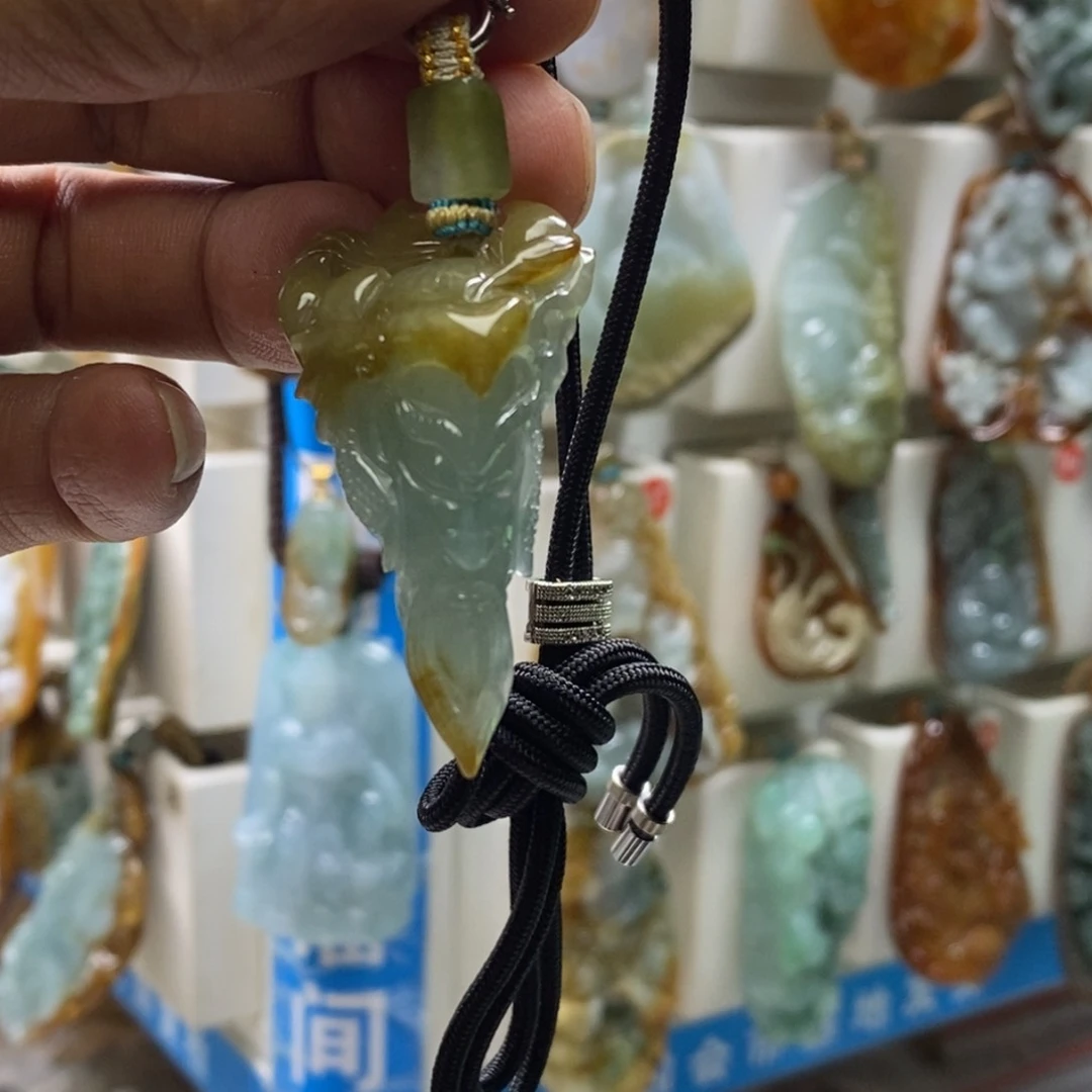晨***翡翠未镶嵌颈饰关公