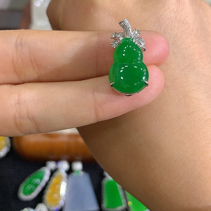 翡翠18K金镶嵌颈饰葫芦