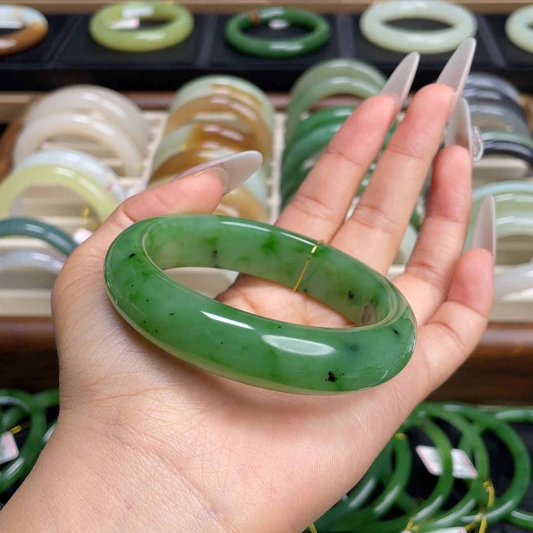 和田玉未镶嵌手镯苹果绿！57