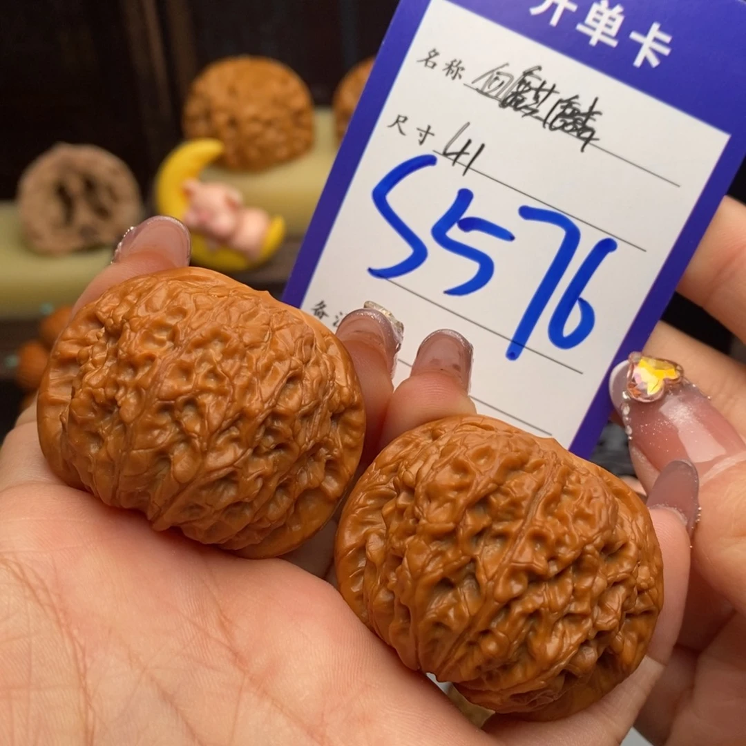 文玩核桃吊坠血麒麟