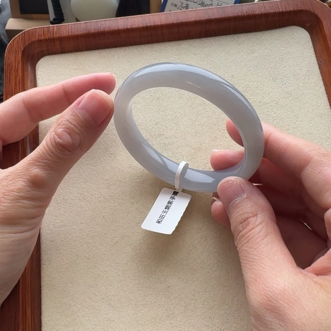 和田玉未镶嵌手镯