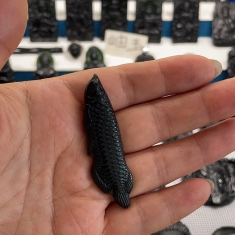 苦***柔蛇纹石玉未镶嵌颈饰