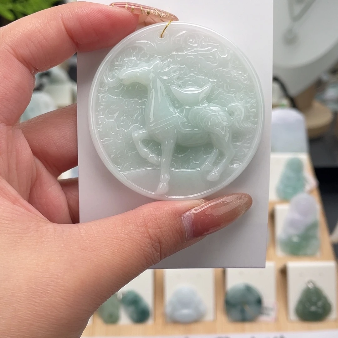 翡翠未镶嵌颈饰马牌