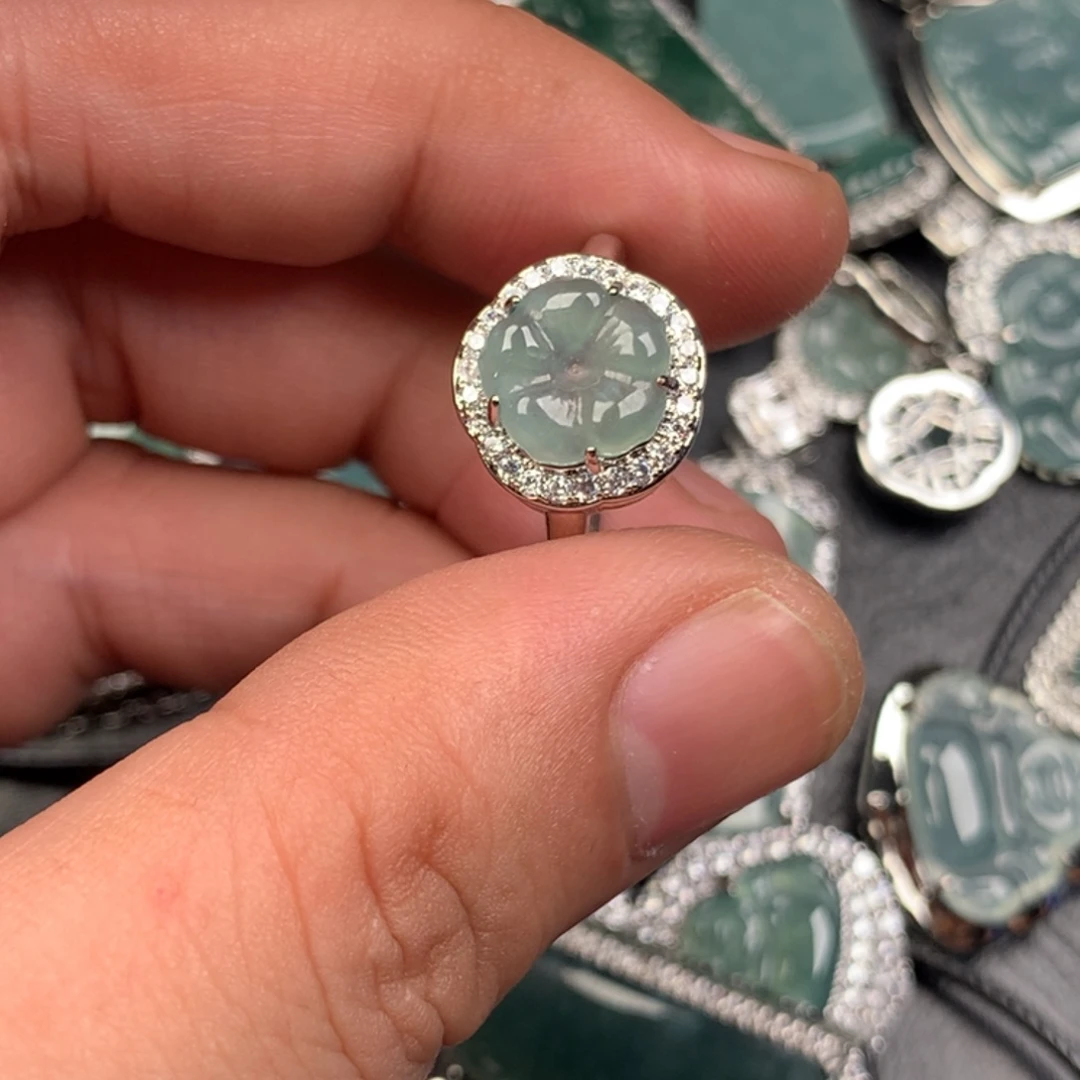 翡翠未镶嵌颈饰有钱花戒指