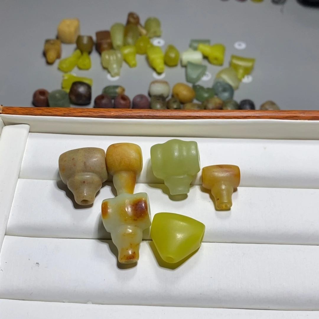 蛇纹石玉未镶嵌颈饰麦*?