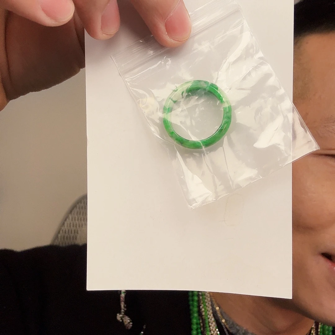 X***，翡翠未镶嵌颈饰一件