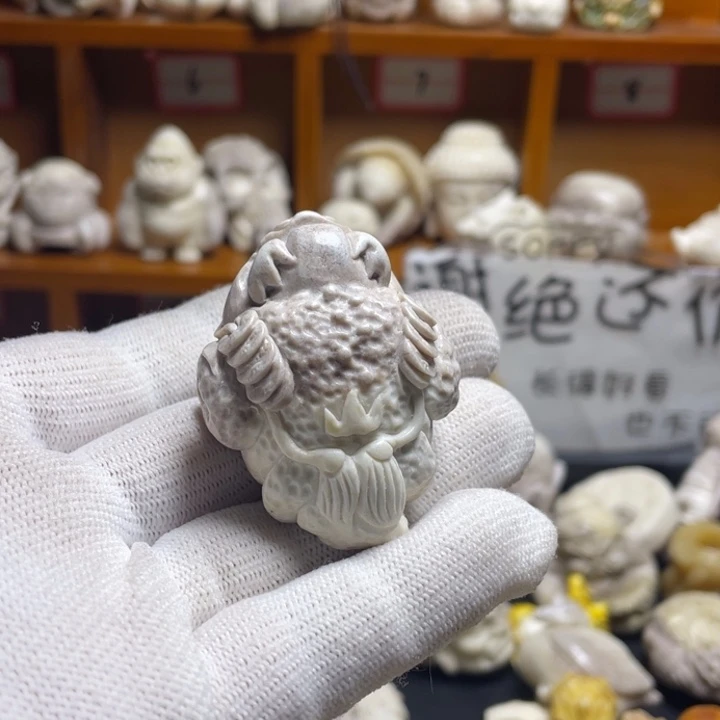 牵***街皮质非金属配饰鹿角雕刻金蟾