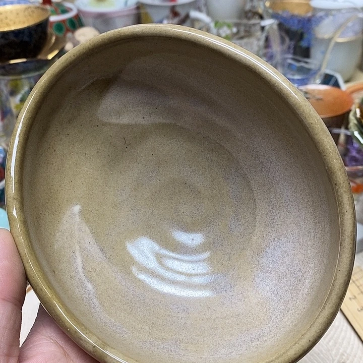 茶壶紫砂杯子和一大盒酸奶一起在厨房的