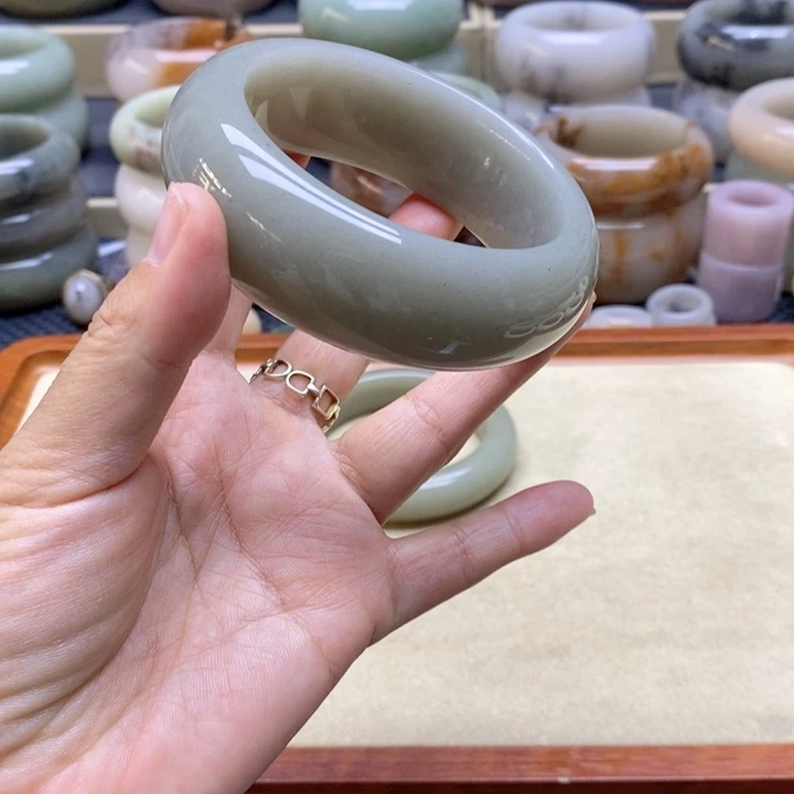 未镶嵌手镯石英岩玉