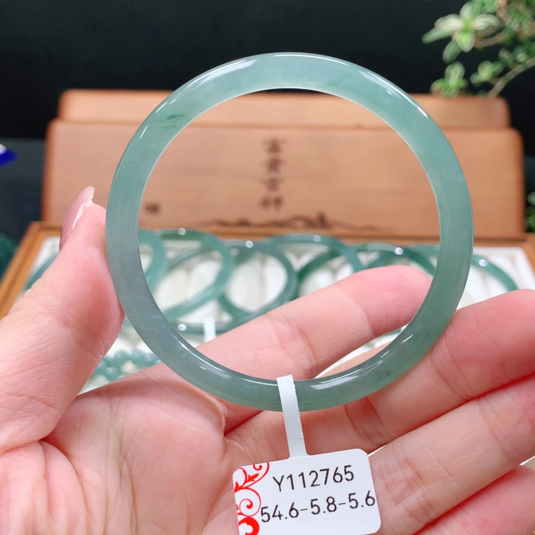 翡翠手镯未镶嵌天然