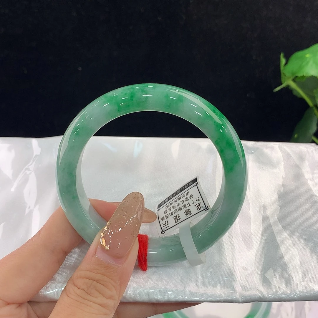 夏***y翡翠手镯未镶嵌正56