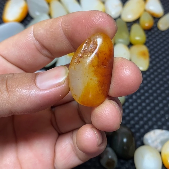 和田玉未镶嵌把件