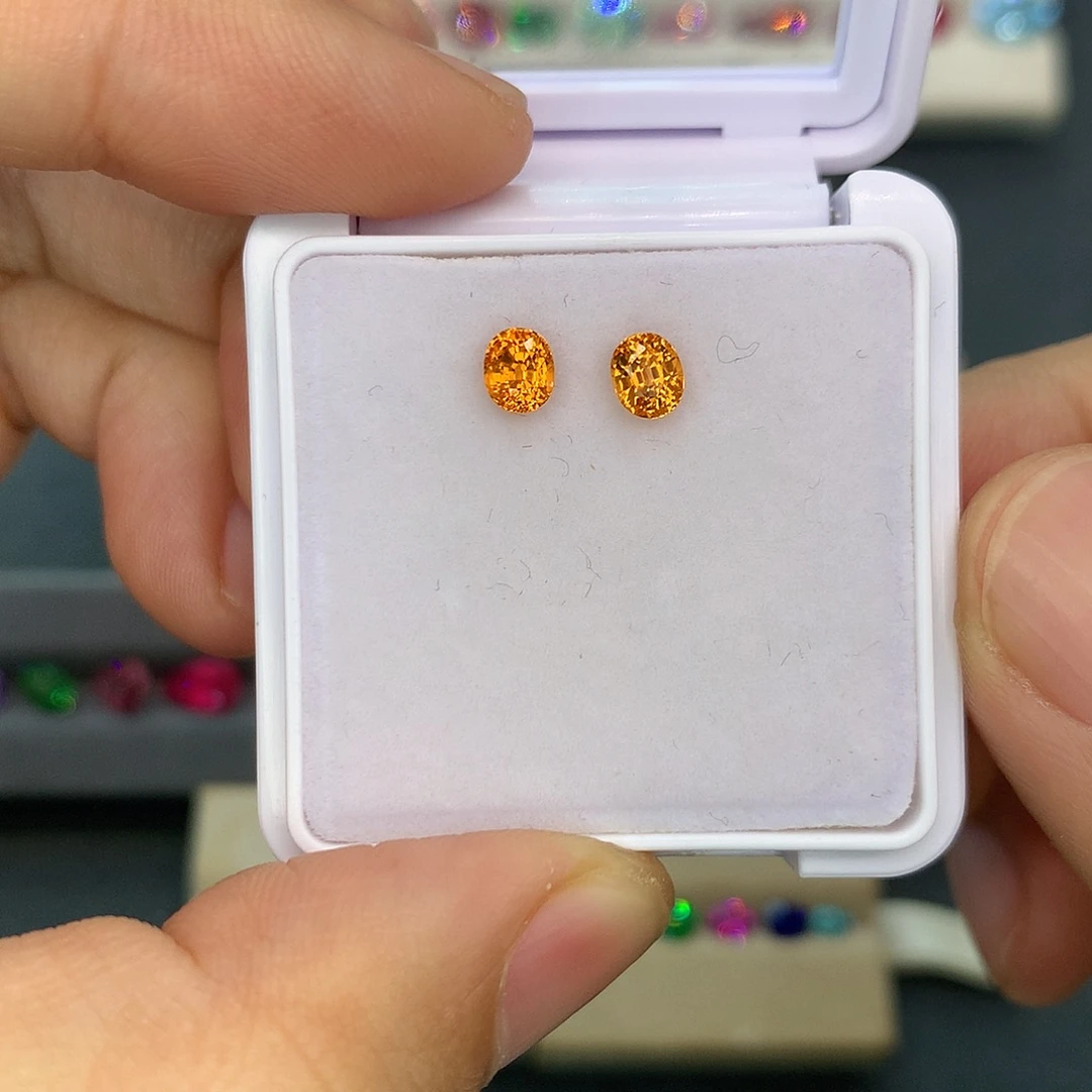 裸石未镶嵌石榴石（芬达石）1.2克拉一对芬达