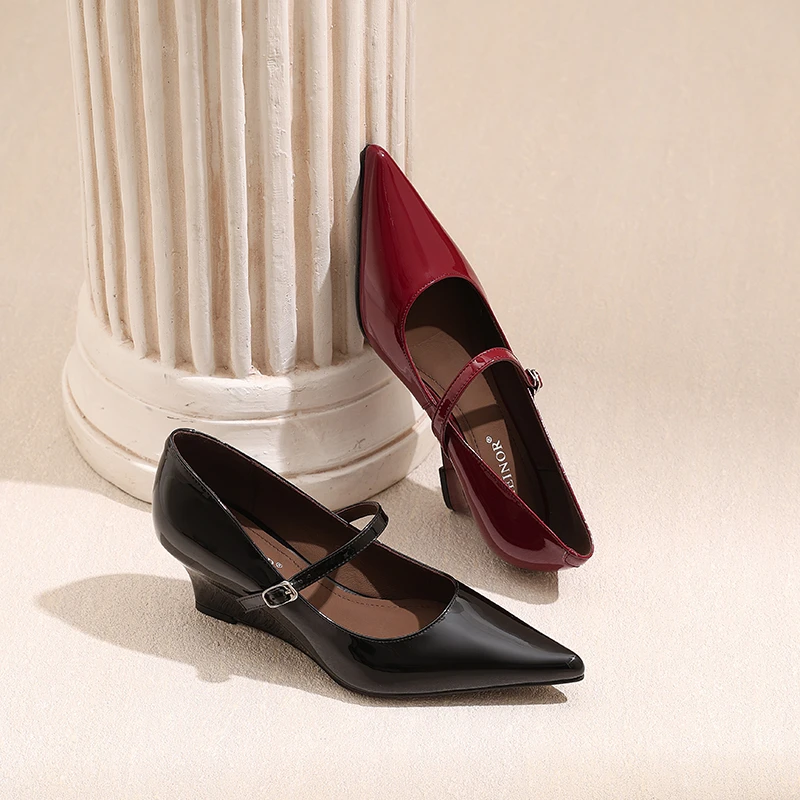 AMEINOR2025秋季新款亮面真皮一字扣松紧带尖头坡跟女单鞋0027