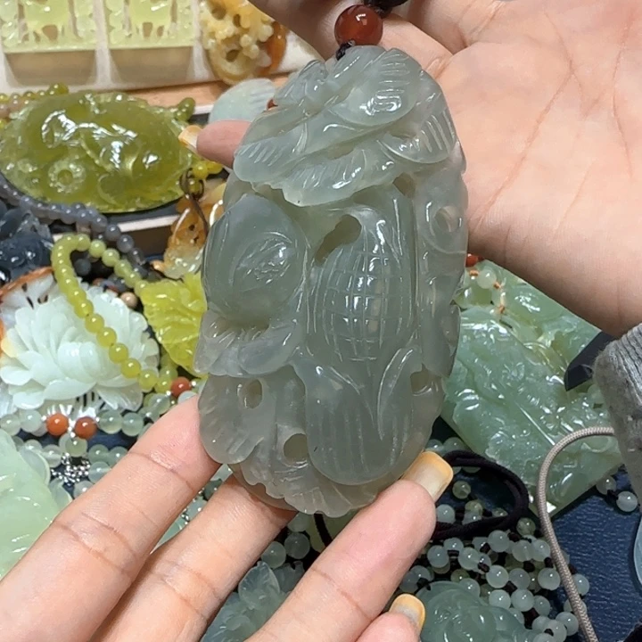 未镶嵌蛇纹石玉吊坠