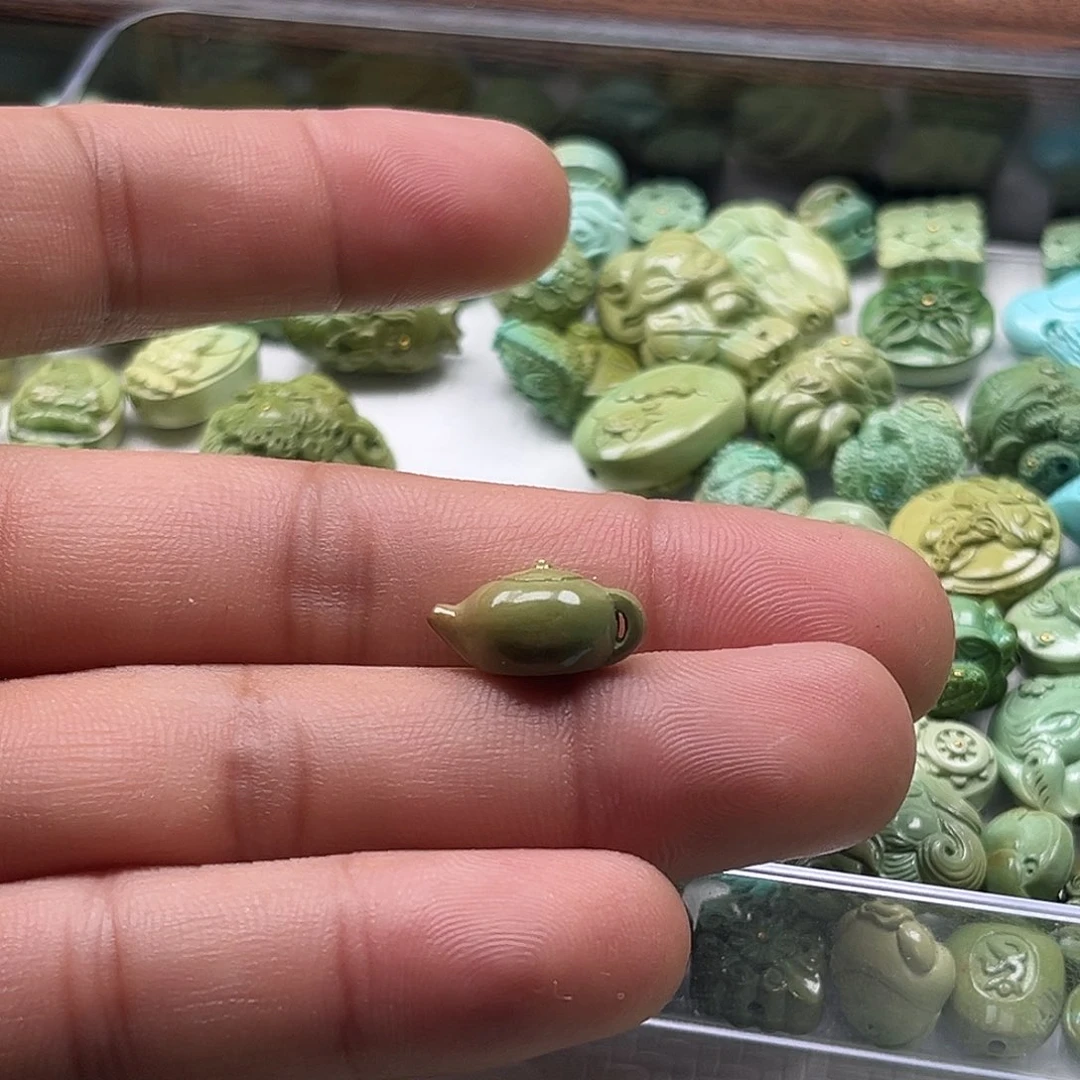 绿松石未镶嵌颈饰