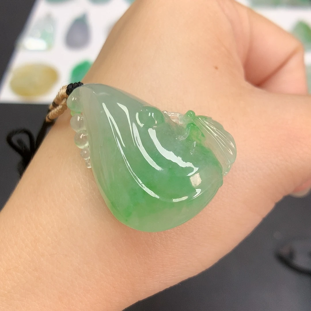 翡翠未镶嵌颈饰一鸣惊人