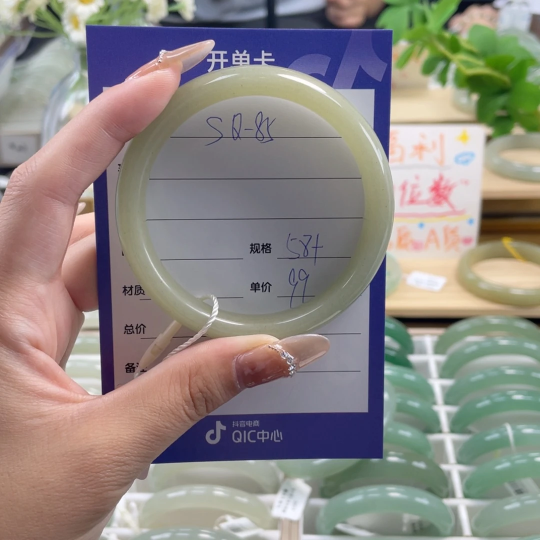 未镶嵌手镯石英质玉